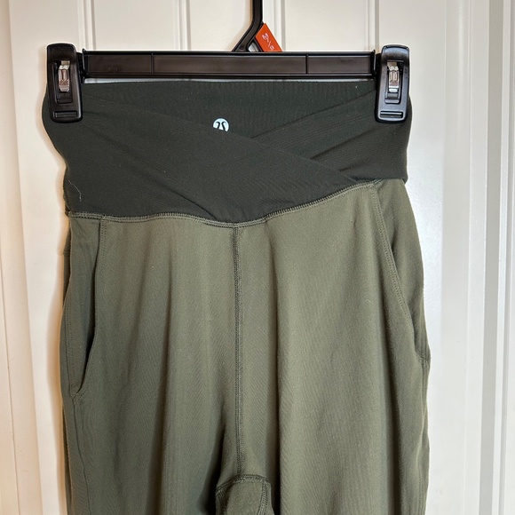 Lululemon Crop Leggings/Joggers - Picture 8 of 8